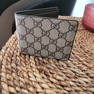 NEW MENS BROWN & TAN LOGO GUCCI WALLET IN BOX.